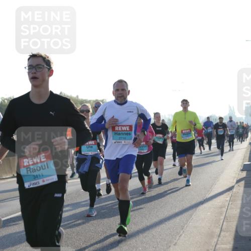 03.10.2025 - Köhlbrandbrückenlauf Jannik Wohlers http://msf.ph/oto/9071102 03.10.2025 09:17:46 Position 3 3410, 3411, 2716, 1331 meine-sportfotos.de