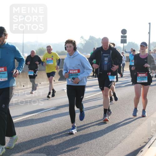 03.10.2025 - Köhlbrandbrückenlauf Lena Gebhardt http://msf.ph/oto/9071279 03.10.2025 09:24:35 Position 1 2111, 2647, 2050 meine-sportfotos.de