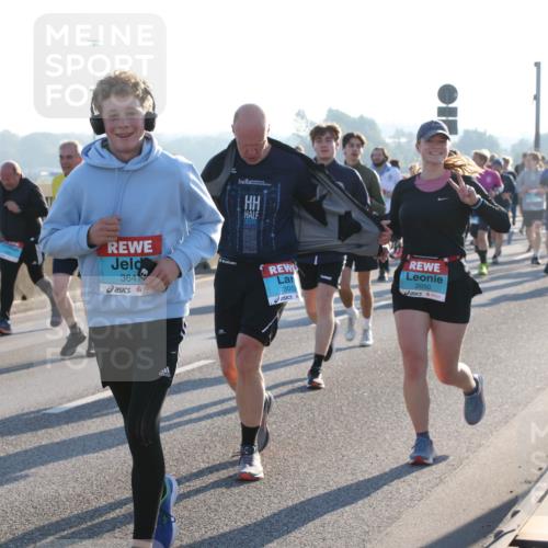 03.10.2025 - Köhlbrandbrückenlauf Lena Gebhardt http://msf.ph/oto/9071363 03.10.2025 09:24:36 Position 1 3647, 3052, 2050 meine-sportfotos.de