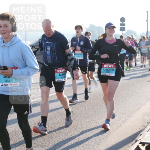 03.10.2025 - Köhlbrandbrückenlauf Lena Gebhardt http://msf.ph/oto/9071374 03.10.2025 09:24:37 Position 1 3647, 1725, 3052, 2050 meine-sportfotos.de