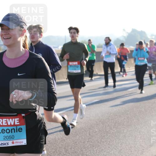 03.10.2025 - Köhlbrandbrückenlauf Lena Gebhardt http://msf.ph/oto/9071529 03.10.2025 09:24:39 Position 1 2050 meine-sportfotos.de