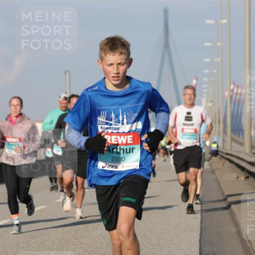 03.10.2025 - Köhlbrandbrückenlauf Jannik Wohlers http://msf.ph/oto/9071579 03.10.2025 09:49:45 Position 3 1433, 2920 meine-sportfotos.de