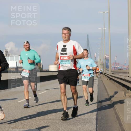 03.10.2025 - Köhlbrandbrückenlauf Jannik Wohlers http://msf.ph/oto/9071741 03.10.2025 09:49:50 Position 3 3235, 1326, 3236, 2732 meine-sportfotos.de