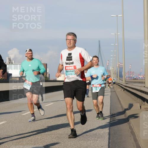 03.10.2025 - Köhlbrandbrückenlauf Jannik Wohlers http://msf.ph/oto/9071753 03.10.2025 09:49:50 Position 3 3235, 1326, 3236, 2732 meine-sportfotos.de