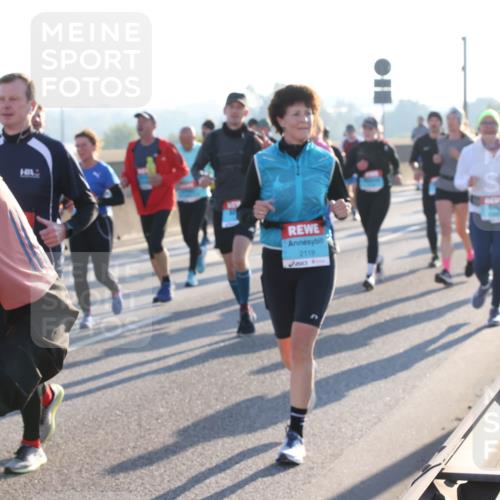 03.10.2025 - Köhlbrandbrückenlauf Lena Gebhardt http://msf.ph/oto/9072093 03.10.2025 09:24:46 Position 1 7, 2119, 4 meine-sportfotos.de
