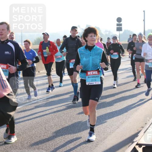 03.10.2025 - Köhlbrandbrückenlauf Lena Gebhardt http://msf.ph/oto/9072102 03.10.2025 09:24:46 Position 1 2119 meine-sportfotos.de