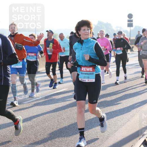 03.10.2025 - Köhlbrandbrückenlauf Lena Gebhardt http://msf.ph/oto/9072110 03.10.2025 09:24:46 Position 1 3147, 3281, 2119, 1847 meine-sportfotos.de