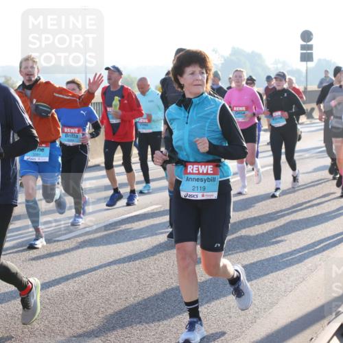03.10.2025 - Köhlbrandbrückenlauf Lena Gebhardt http://msf.ph/oto/9072121 03.10.2025 09:24:46 Position 1 3147, 3281, 2119, 1847 meine-sportfotos.de