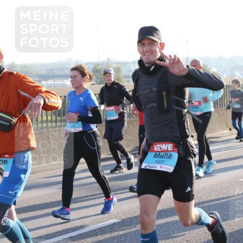 03.10.2025 - Köhlbrandbrückenlauf Lena Gebhardt http://msf.ph/oto/9072228 03.10.2025 09:24:48 Position 1 3084, 3761, 1031, 1977, 1 meine-sportfotos.de
