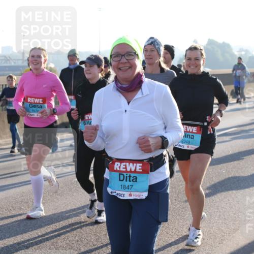 03.10.2025 - Köhlbrandbrückenlauf Lena Gebhardt http://msf.ph/oto/9072324 03.10.2025 09:24:49 Position 1 1977, 1847, 2349 meine-sportfotos.de