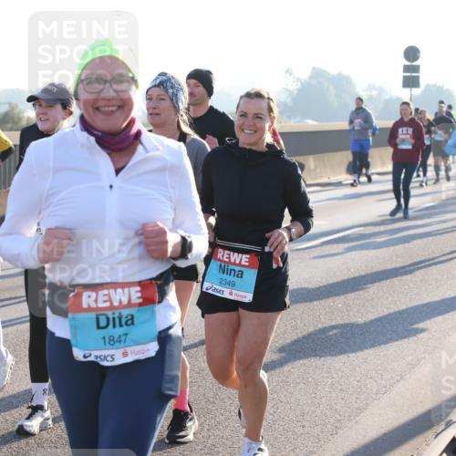 03.10.2025 - Köhlbrandbrückenlauf Lena Gebhardt http://msf.ph/oto/9072350 03.10.2025 09:24:49 Position 1 1977, 1847, 2349 meine-sportfotos.de