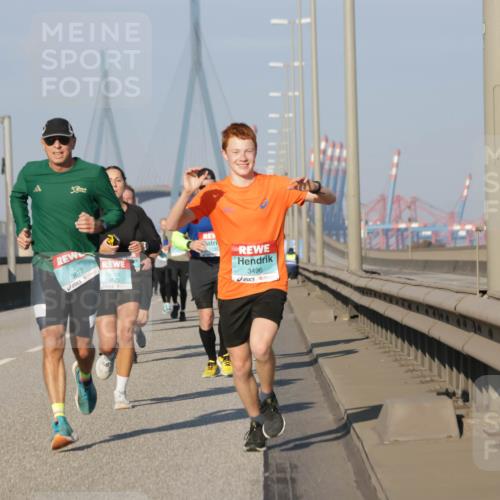 03.10.2025 - Köhlbrandbrückenlauf Jannik Wohlers http://msf.ph/oto/9072352 03.10.2025 09:50:05 Position 3 3812, 3825, 1132, 3496 meine-sportfotos.de