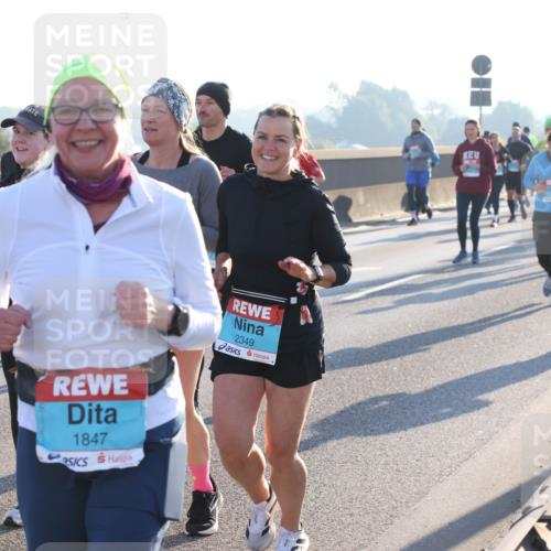 03.10.2025 - Köhlbrandbrückenlauf Lena Gebhardt http://msf.ph/oto/9072361 03.10.2025 09:24:49 Position 1 1977, 1847, 2349 meine-sportfotos.de