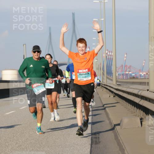 03.10.2025 - Köhlbrandbrückenlauf Jannik Wohlers http://msf.ph/oto/9072401 03.10.2025 09:50:06 Position 3 3812, 3496 meine-sportfotos.de