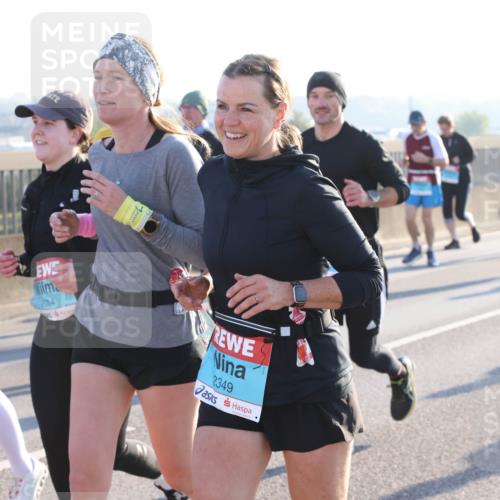 03.10.2025 - Köhlbrandbrückenlauf Lena Gebhardt http://msf.ph/oto/9072413 03.10.2025 09:24:50 Position 1 2214, 2349 meine-sportfotos.de