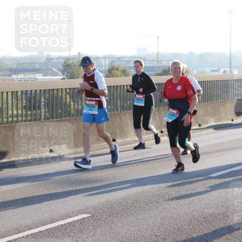 03.10.2025 - Köhlbrandbrückenlauf Lena Gebhardt http://msf.ph/oto/9072636 03.10.2025 09:24:52 Position 1 1984, 3159 meine-sportfotos.de