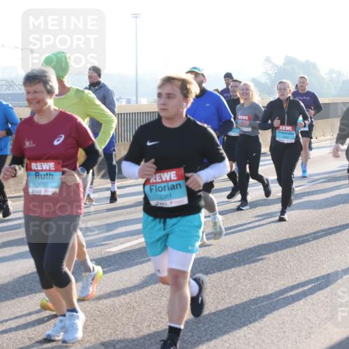03.10.2025 - Köhlbrandbrückenlauf Lena Gebhardt http://msf.ph/oto/9072975 03.10.2025 09:24:55 Position 1 1097, 3381, 1825, 3395 meine-sportfotos.de