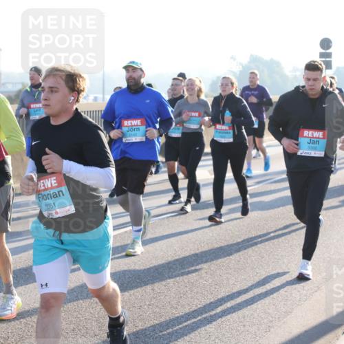 03.10.2025 - Köhlbrandbrückenlauf Lena Gebhardt http://msf.ph/oto/9072985 03.10.2025 09:24:56 Position 1 1097, 3381, 2142, 3395 meine-sportfotos.de