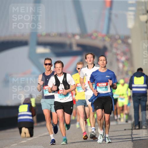 03.10.2025 - Köhlbrandbrückenlauf Jannik Wohlers http://msf.ph/oto/9073000 03.10.2025 09:39:05 Position 3 3159, 1032, 12 meine-sportfotos.de