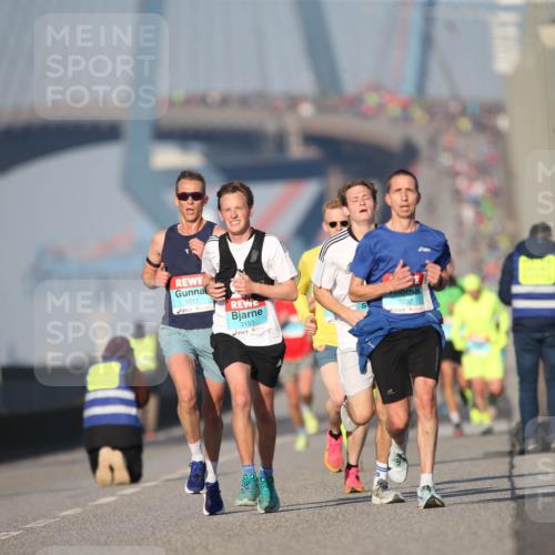 03.10.2025 - Köhlbrandbrückenlauf Jannik Wohlers http://msf.ph/oto/9073041 03.10.2025 09:39:05 Position 3 1017, 3153, 1032 meine-sportfotos.de