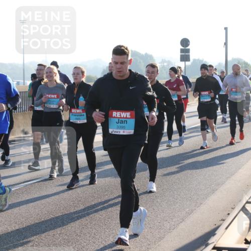 03.10.2025 - Köhlbrandbrückenlauf Lena Gebhardt http://msf.ph/oto/9073061 03.10.2025 09:24:56 Position 1 2142, 3772, 1825, 3395 meine-sportfotos.de