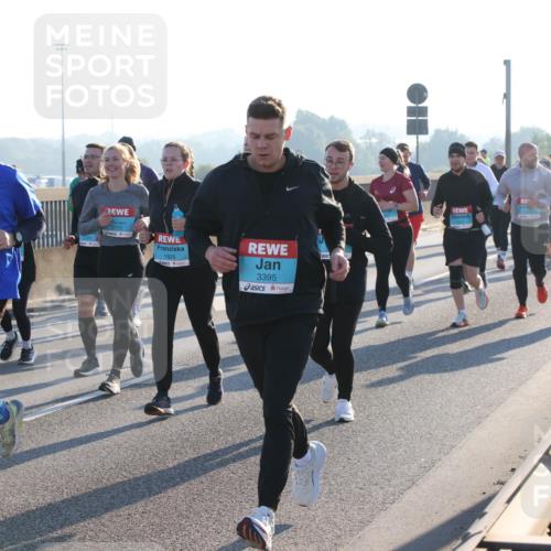 03.10.2025 - Köhlbrandbrückenlauf Lena Gebhardt http://msf.ph/oto/9073072 03.10.2025 09:24:56 Position 1 2142, 3772, 1825, 3395 meine-sportfotos.de