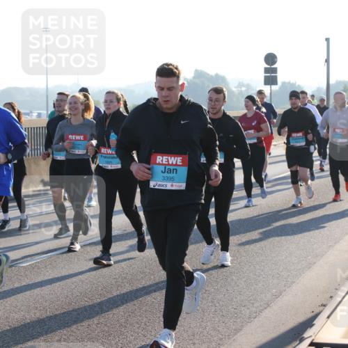 03.10.2025 - Köhlbrandbrückenlauf Lena Gebhardt http://msf.ph/oto/9073080 03.10.2025 09:24:56 Position 1 2142, 1825, 3395 meine-sportfotos.de