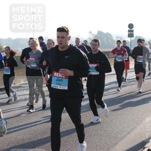 03.10.2025 - Köhlbrandbrückenlauf Lena Gebhardt http://msf.ph/oto/9073102 03.10.2025 09:24:57 Position 1 2142, 1910, 3395, 3557 meine-sportfotos.de