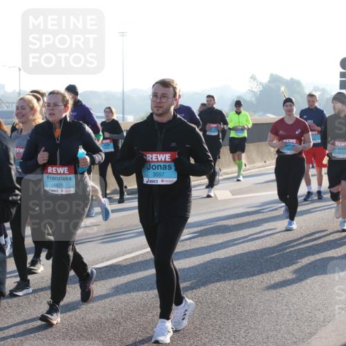 03.10.2025 - Köhlbrandbrückenlauf Lena Gebhardt http://msf.ph/oto/9073196 03.10.2025 09:24:57 Position 1 1825, 3557 meine-sportfotos.de