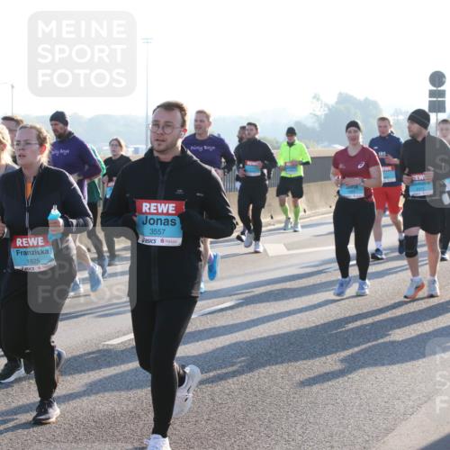 03.10.2025 - Köhlbrandbrückenlauf Lena Gebhardt http://msf.ph/oto/9073204 03.10.2025 09:24:57 Position 1 372, 45, 1825, 3557, 2424 meine-sportfotos.de