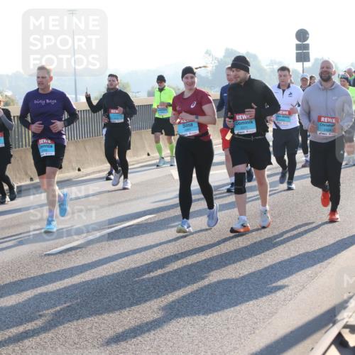 03.10.2025 - Köhlbrandbrückenlauf Lena Gebhardt http://msf.ph/oto/9073277 03.10.2025 09:24:58 Position 1 1951, 2071, 2424, 2460 meine-sportfotos.de