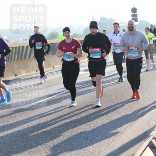 03.10.2025 - Köhlbrandbrückenlauf Lena Gebhardt http://msf.ph/oto/9073308 03.10.2025 09:24:59 Position 1 2269, 1951, 2071, 2424, 2460 meine-sportfotos.de
