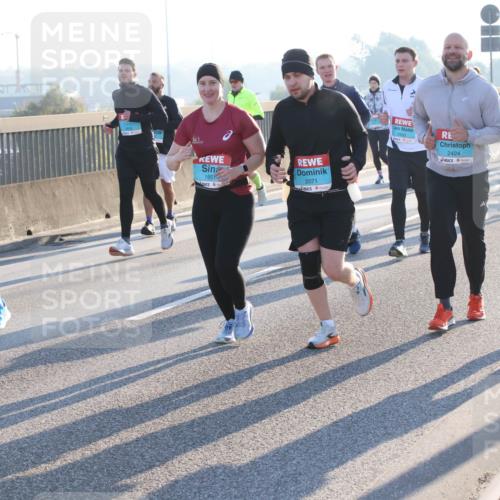 03.10.2025 - Köhlbrandbrückenlauf Lena Gebhardt http://msf.ph/oto/9073335 03.10.2025 09:24:59 Position 1 2269, 1951, 2071, 2930, 2424, 2460, 1 meine-sportfotos.de