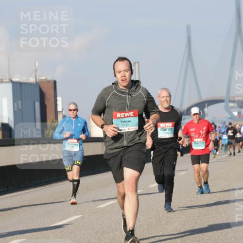 03.10.2025 - Köhlbrandbrückenlauf Jannik Wohlers http://msf.ph/oto/9073337 03.10.2025 09:50:30 Position 3 3721, 1385, 1477 meine-sportfotos.de