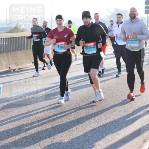 03.10.2025 - Köhlbrandbrückenlauf Lena Gebhardt http://msf.ph/oto/9073354 03.10.2025 09:24:59 Position 1 2269, 1951, 2071, 2424, 2460 meine-sportfotos.de