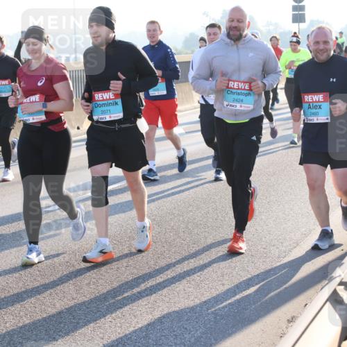 03.10.2025 - Köhlbrandbrückenlauf Lena Gebhardt http://msf.ph/oto/9073384 03.10.2025 09:25:00 Position 1 2, 2071, 2424, 2460 meine-sportfotos.de