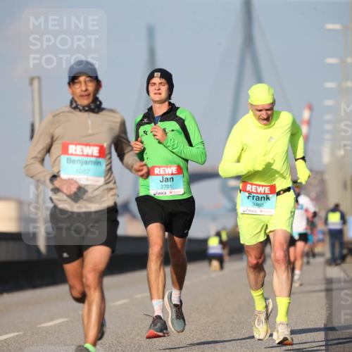 03.10.2025 - Köhlbrandbrückenlauf Jannik Wohlers http://msf.ph/oto/9073416 03.10.2025 09:39:33 Position 3 1007, 2701, 3460 meine-sportfotos.de