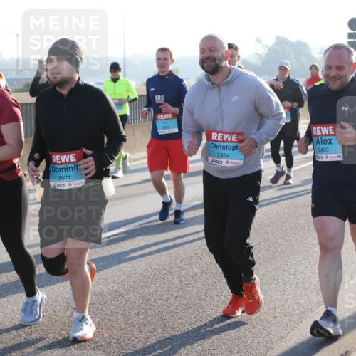03.10.2025 - Köhlbrandbrückenlauf Lena Gebhardt http://msf.ph/oto/9073418 03.10.2025 09:25:00 Position 1 1951, 2071, 2424, 2460 meine-sportfotos.de
