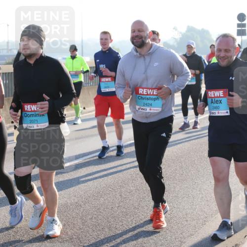 03.10.2025 - Köhlbrandbrückenlauf Lena Gebhardt http://msf.ph/oto/9073430 03.10.2025 09:25:00 Position 1 7957, 2071, 3829, 2424, 2460 meine-sportfotos.de