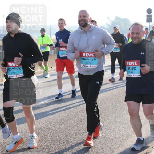 03.10.2025 - Köhlbrandbrückenlauf Lena Gebhardt http://msf.ph/oto/9073440 03.10.2025 09:25:00 Position 1 2071, 2424, 2460 meine-sportfotos.de