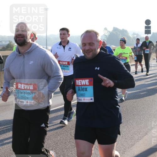 03.10.2025 - Köhlbrandbrückenlauf Lena Gebhardt http://msf.ph/oto/9073483 03.10.2025 09:25:01 Position 1 2930, 2424, 2460 meine-sportfotos.de