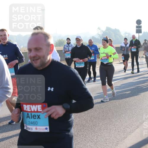 03.10.2025 - Köhlbrandbrückenlauf Lena Gebhardt http://msf.ph/oto/9073538 03.10.2025 09:25:01 Position 1 24, 2460 meine-sportfotos.de