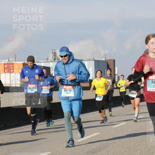 03.10.2025 - Köhlbrandbrückenlauf Jannik Wohlers http://msf.ph/oto/9074285 03.10.2025 09:51:00 Position 3 3764, 1328, 2084 meine-sportfotos.de