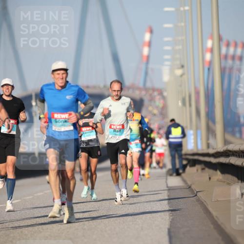 03.10.2025 - Köhlbrandbrückenlauf Jannik Wohlers http://msf.ph/oto/9074435 03.10.2025 09:40:22 Position 3 326 meine-sportfotos.de