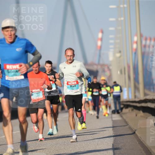 03.10.2025 - Köhlbrandbrückenlauf Jannik Wohlers http://msf.ph/oto/9074509 03.10.2025 09:40:26 Position 3 3299, 1012, 3267 meine-sportfotos.de