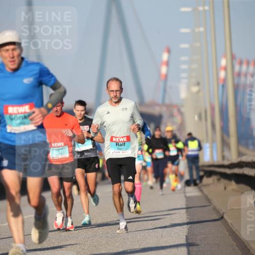 03.10.2025 - Köhlbrandbrückenlauf Jannik Wohlers http://msf.ph/oto/9074513 03.10.2025 09:40:26 Position 3 3299, 1012, 3267 meine-sportfotos.de
