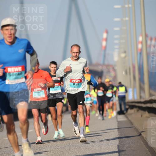 03.10.2025 - Köhlbrandbrückenlauf Jannik Wohlers http://msf.ph/oto/9074525 03.10.2025 09:40:26 Position 3 3299, 1012, 3267 meine-sportfotos.de