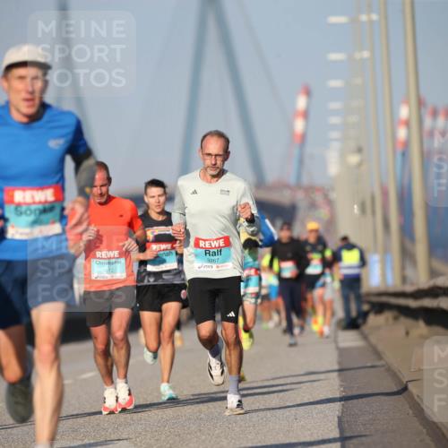 03.10.2025 - Köhlbrandbrückenlauf Jannik Wohlers http://msf.ph/oto/9074537 03.10.2025 09:40:26 Position 3 3299, 1012, 3267 meine-sportfotos.de