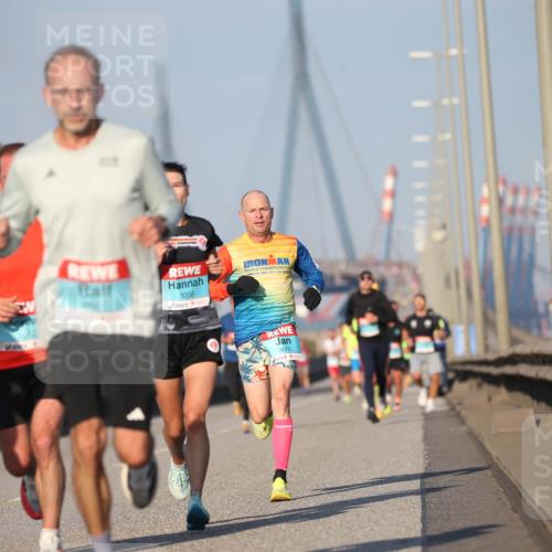 03.10.2025 - Köhlbrandbrückenlauf Jannik Wohlers http://msf.ph/oto/9074624 03.10.2025 09:40:30 Position 3 1012, 3008, 3610 meine-sportfotos.de