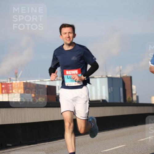 03.10.2025 - Köhlbrandbrückenlauf Jannik Wohlers http://msf.ph/oto/9075116 03.10.2025 09:41:28 Position 3 322, 3078 meine-sportfotos.de